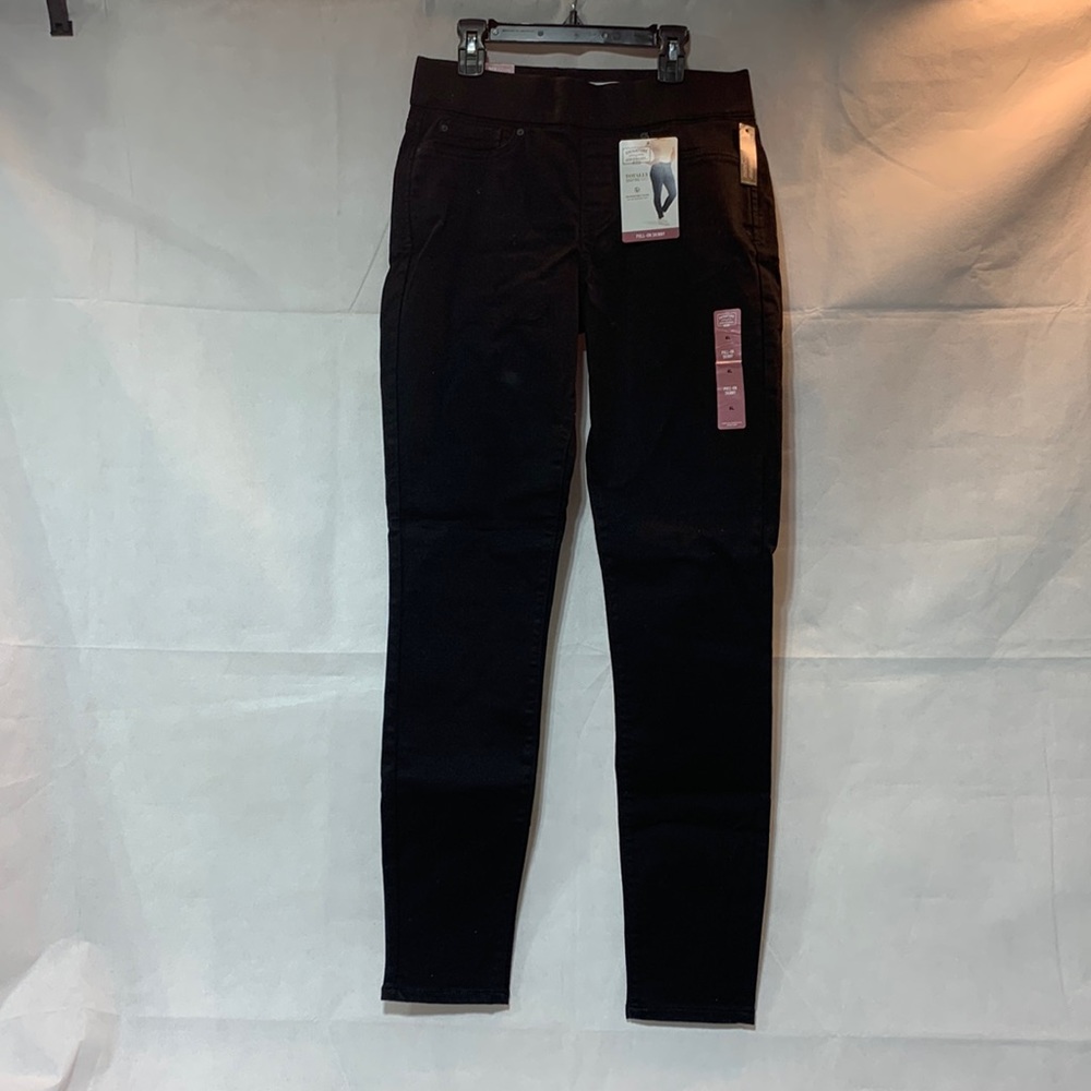 Signature by Levi Strauss. Gold Label Pull-On Skinny Jean. Black. 6L | W28 L32
